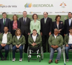 Fotografía de grupo de Su Majestad la Reina con las autoridades asistentes a la presentación y el Equipo Paralímpico Español de Vela Ibredrola